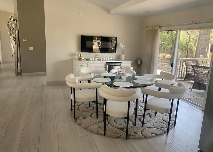 Ranch Style W Firepit And Big Backyard Tv Holiday home