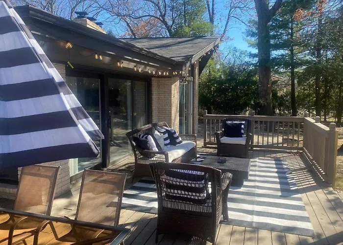 Ranch Style W Firepit And Big Backyard Tv Holiday home Rockford