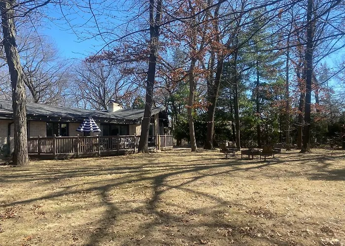 Holiday home Ranch Style W Firepit And Big Backyard Tv